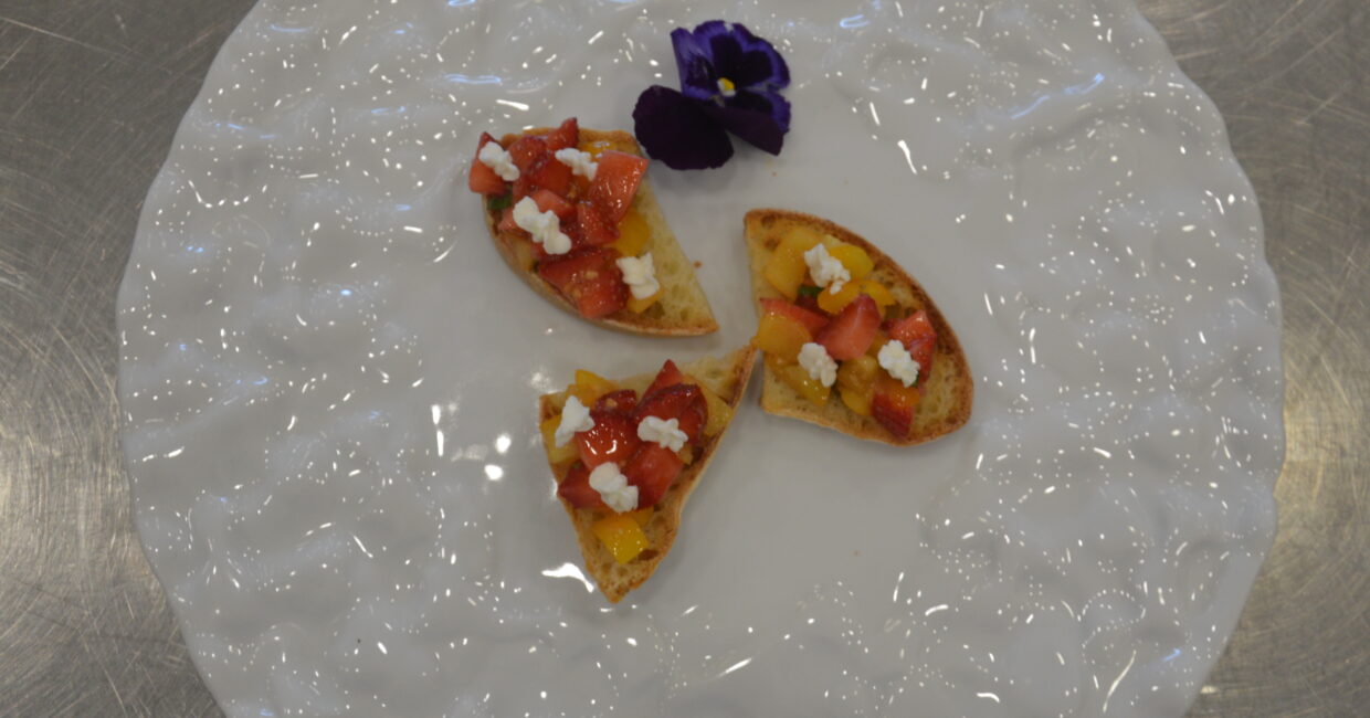 Bruschetta con pomodoro datterino, fragole e Bianca dell’Etna