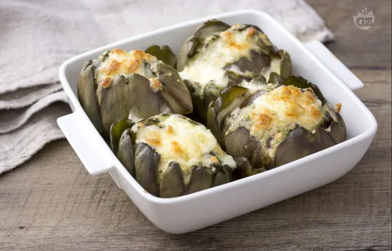 Carciofi ripieni di pangrattato, formaggio e uovo