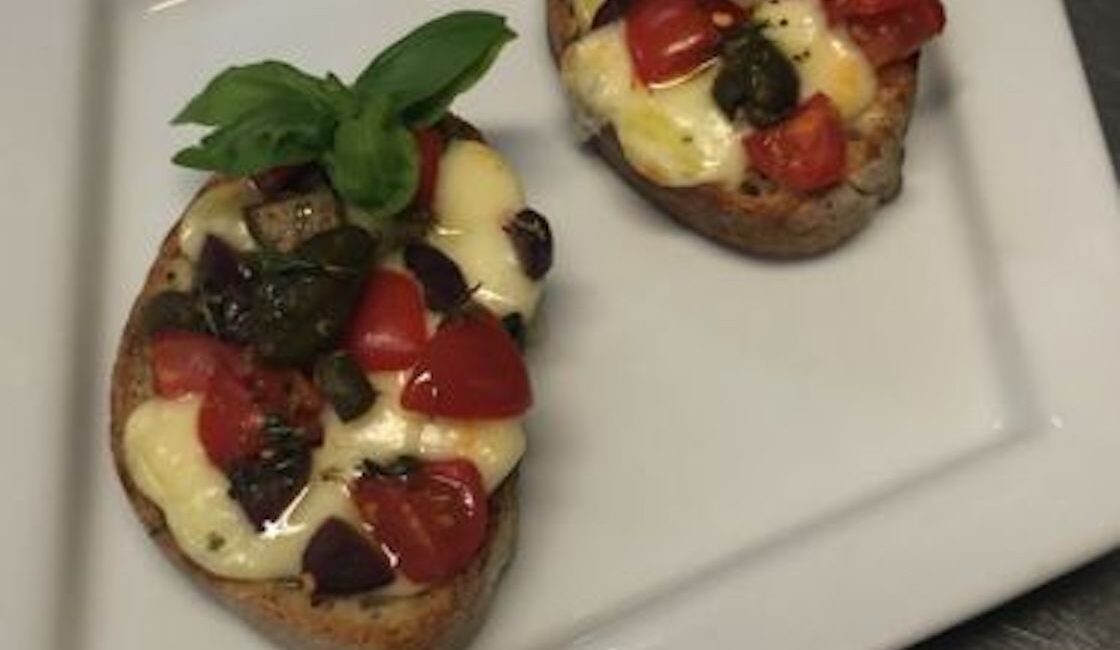Bruschetta Mediterranea con scamorza affumicata